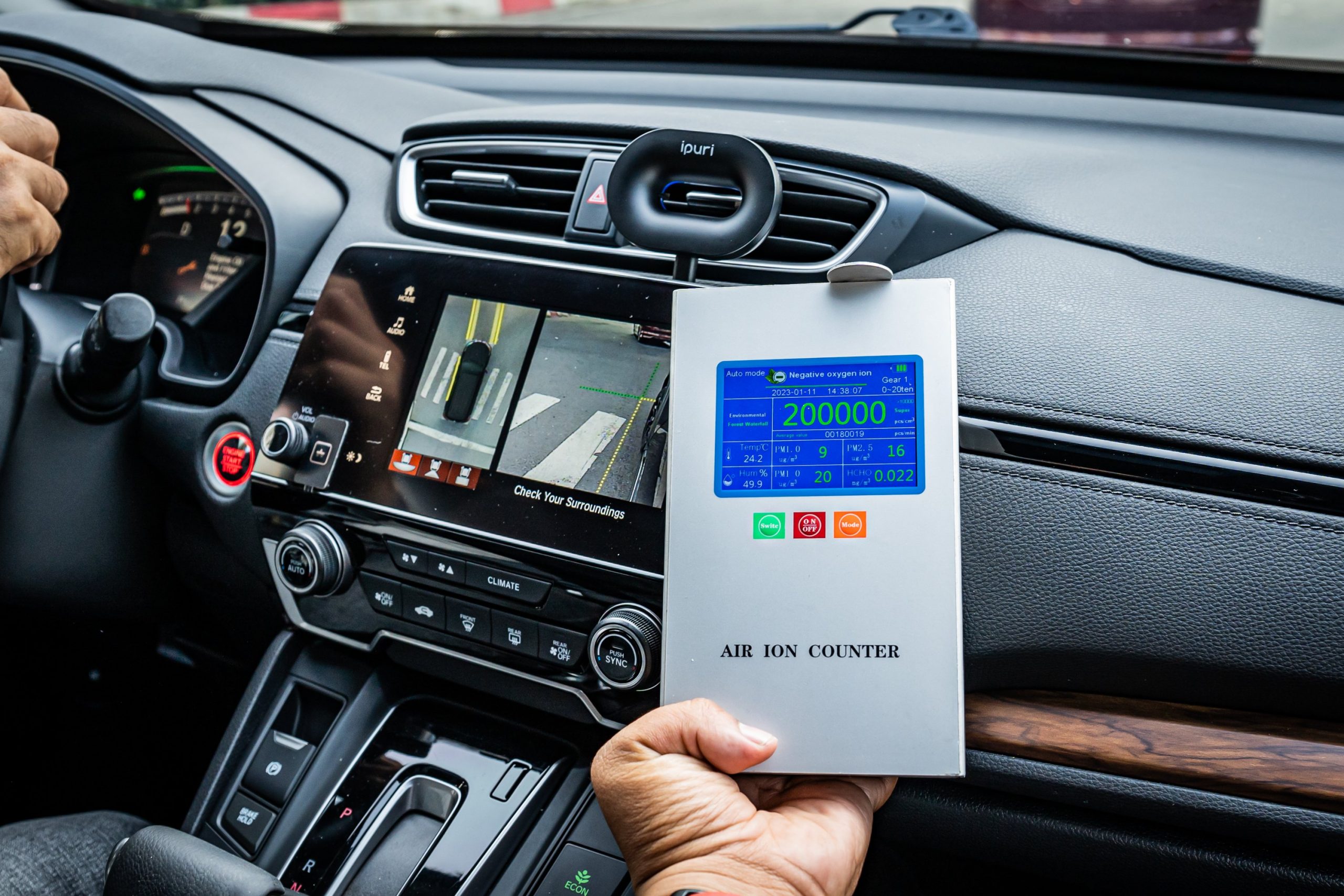 MÁY TẠO ION ÂM Ô TÔ IPURI N1 TEST mật độ MÁY TẠO ION ÂM Ô TÔ IPURI N1