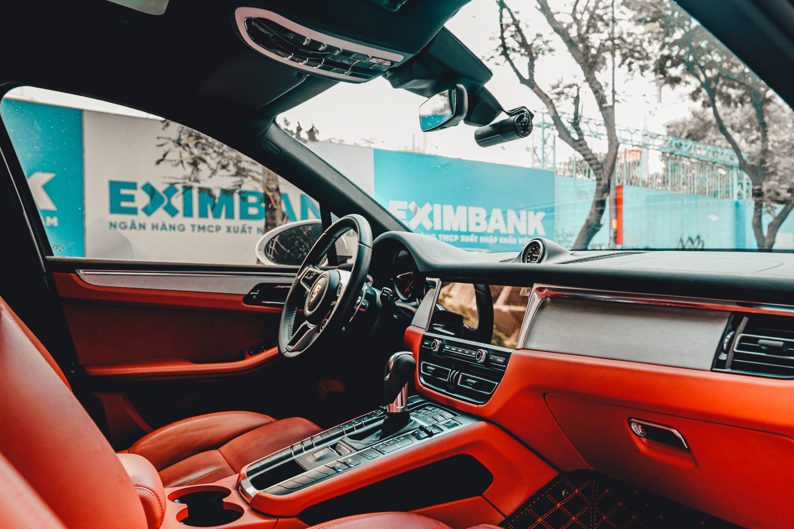 camera-hanh-trinh-blackvue-tren-porcher camera-hanh-trinh-blackvue-tren-porcher