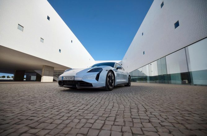 Porsche_Taycan_Turbo_S_Viet_Nam